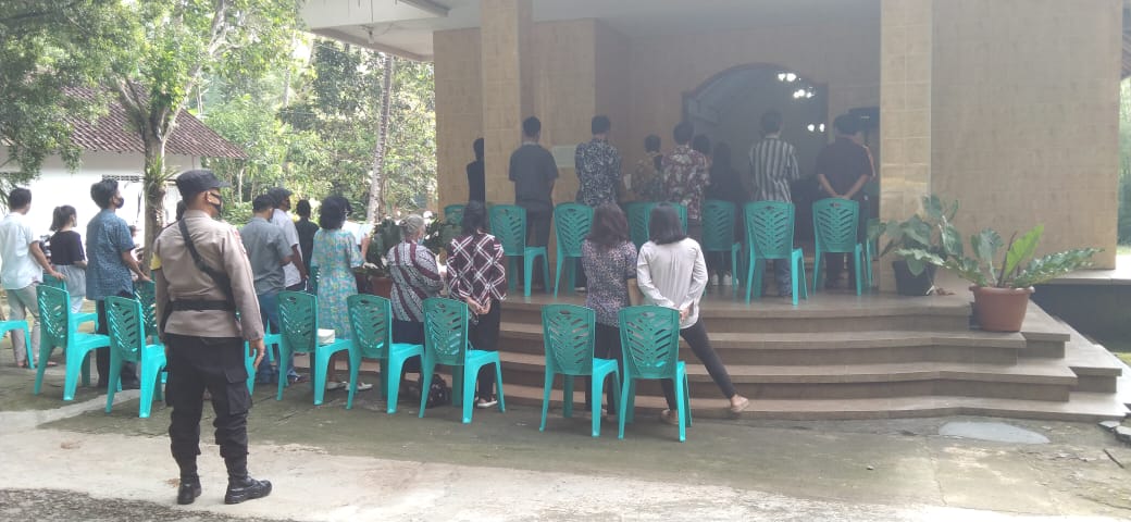 Bhabinkamtibmas Hargorejo Lakukan Monitoring Kebaktian